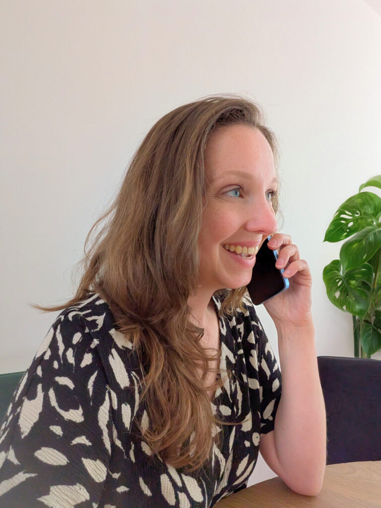 d017d480-83fb-4698-ad97-34aa238b8242 alt="ik met de telefoon helpt iemand met bellen